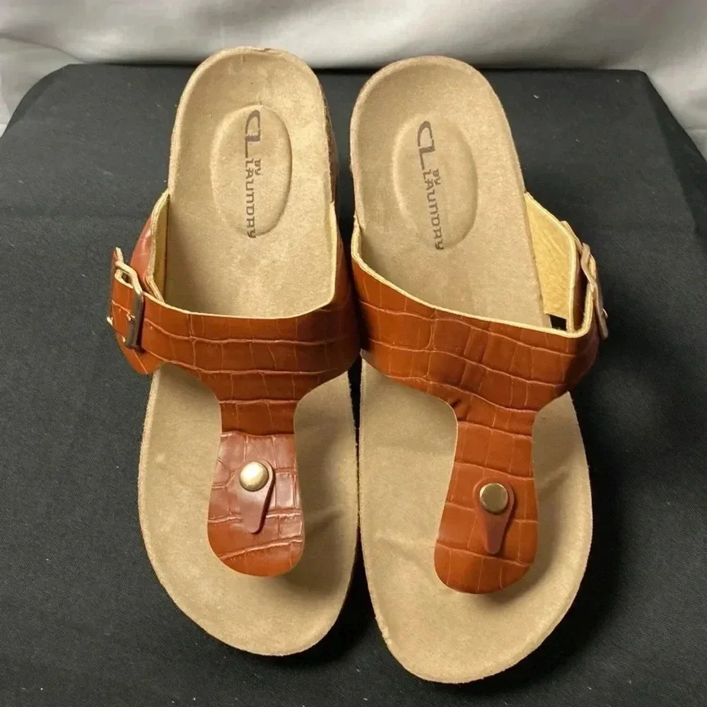 CL LAUNDRY WOMENS SIZE 10 CARAMEL COLOR FAUX‎ ALLIGATOR THONG STRAP HEEL